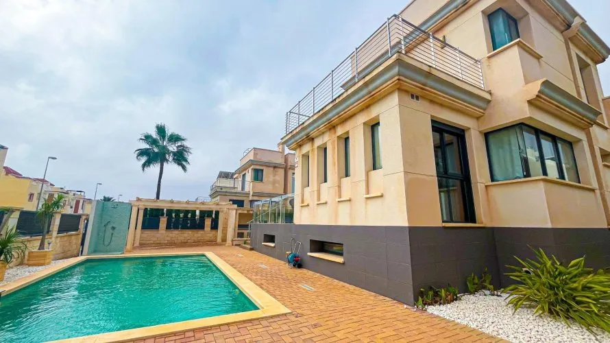 5 bedrooms villa for sale, La Zenia, Spain No. 731 № 7