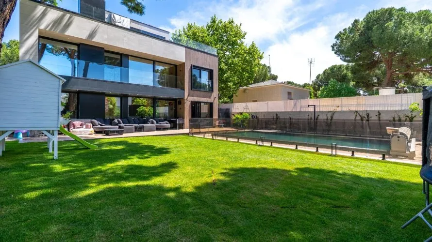 4 bedrooms villa for sale, Pozuelo de Alarcon, Spain No. 758