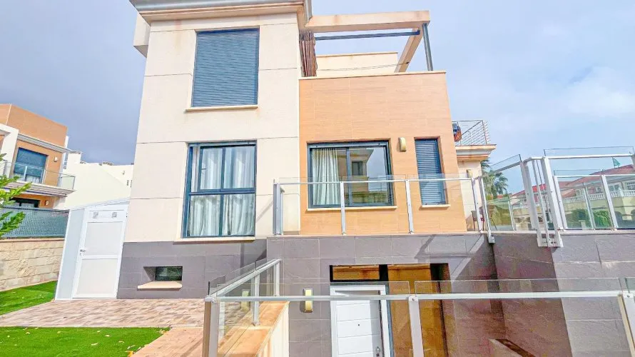 5 bedrooms villa for sale, La Zenia, Spain No. 731 № 8