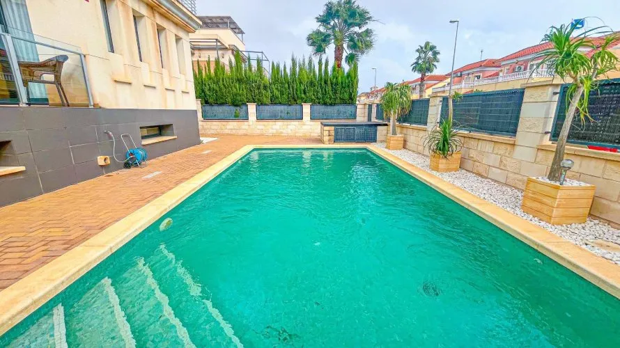 5 bedrooms villa for sale, La Zenia, Spain No. 731 № 9