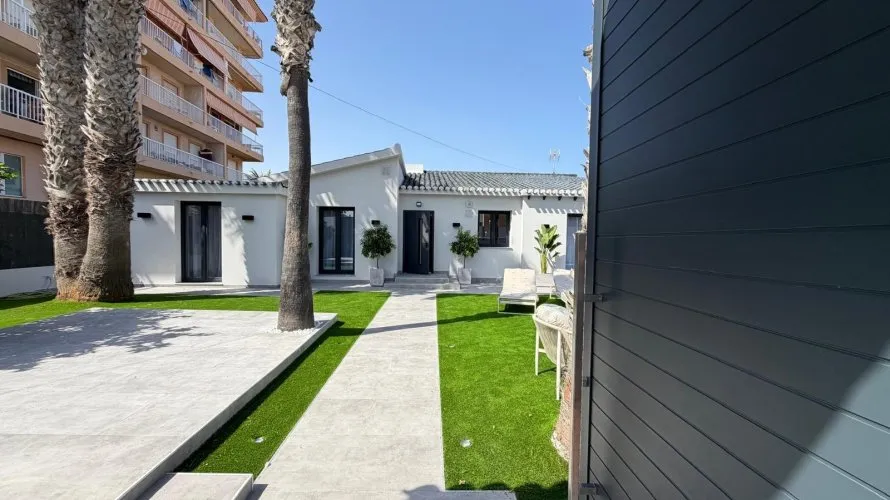 4 bedrooms villa for sale, Torrevieja, Spain No. 844 № 1