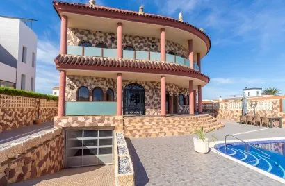 624m² villa for sale, La Zenia, Spain No. 807