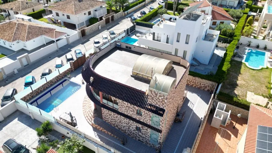 624m² villa for sale, La Zenia, Spain No. 807 № 1